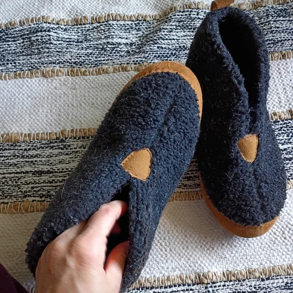 Acorn Cozy Sherpa Slip-On Slippers with Tan Soles - Picture 4 of 8